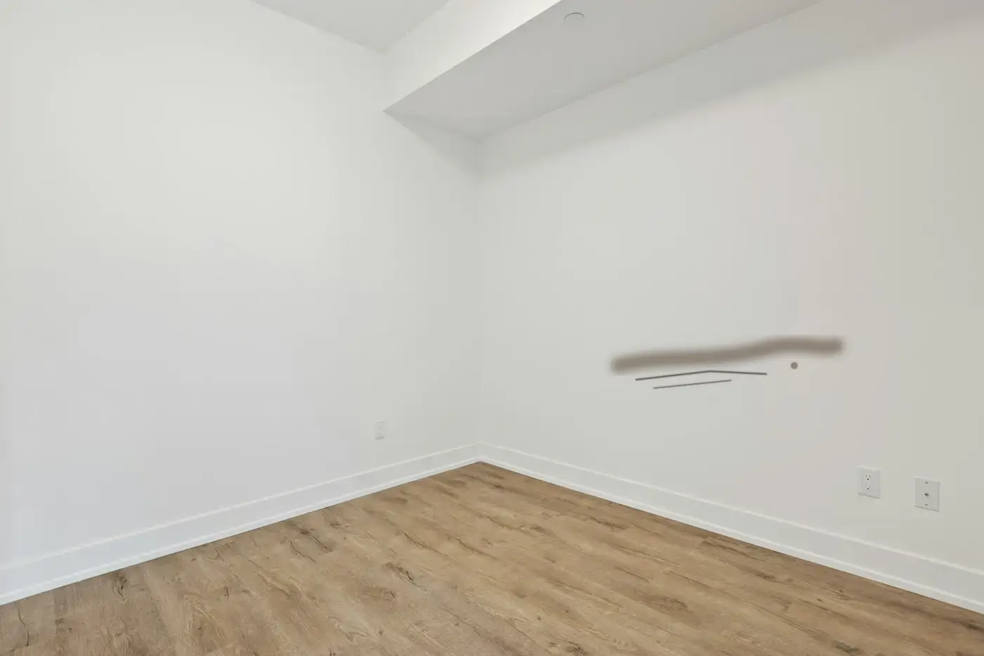 Example move-out photo: the same wall with a scuff